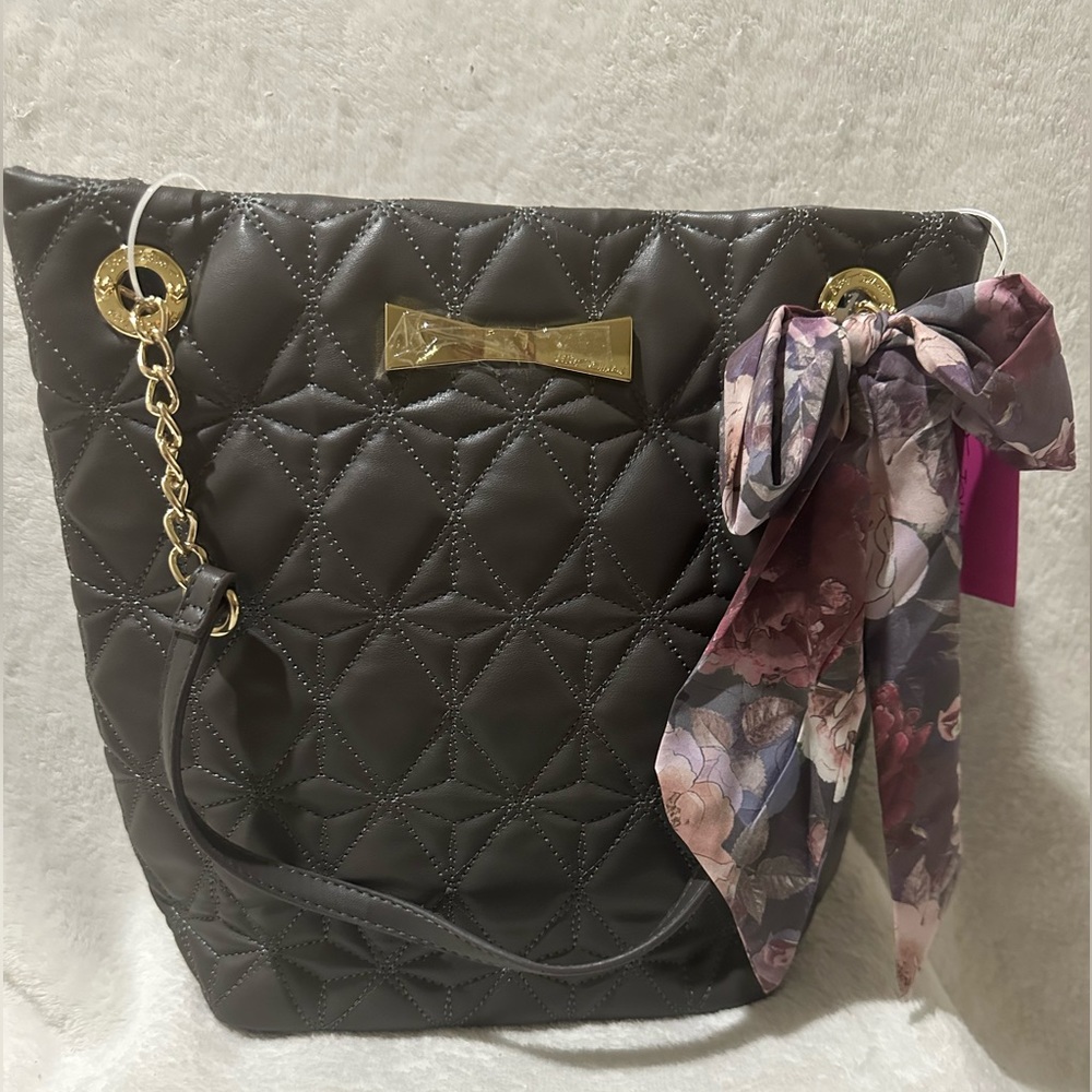 BETSEY JOHNSON SHOULDER BAG.